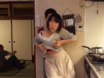 帰省で実家に帰って来たドラ息子にハメられ感じちゃうイケない熟女ママ