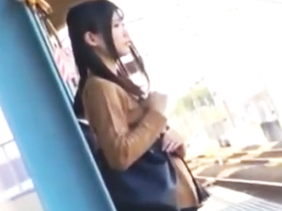 ロリ美少女が痴漢された挙句、電車から引きずり降ろされ強姦されてヤリ捨てられるという悲劇