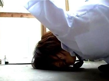 突然2人組の男に襲われ手錠で拘束…鍵は膣内に隠されてしまう！