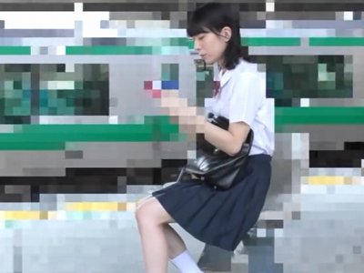 おとなしそうなJKを狙って逆さ撮り→痴漢→強制レイプのフルコース！