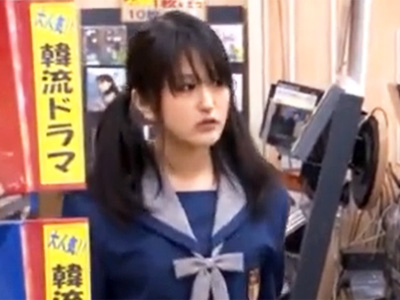 大人しそうな制服少女に目を付けた強姦魔がレンタルビデオ店で痴漢レイプ