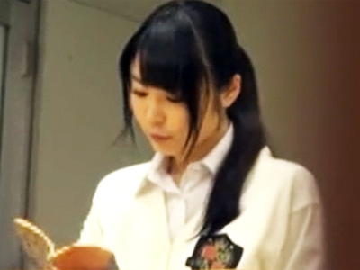 図書館で勉強中の大人しそうな美少女JKが強姦魔にトイレに連れ込まれ犯されちゃう