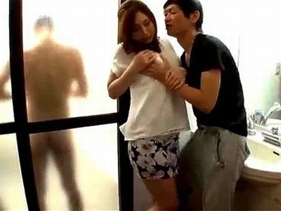 「だ、ダメ…お父さん出てきちゃう///」夫の入浴中に絶倫息子に寝取られて…