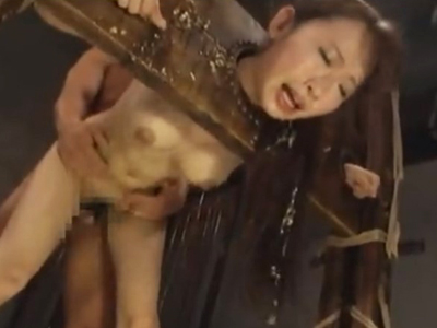 完全拘束された状態で鬼畜激ピス中出しレイプされちゃう美少女