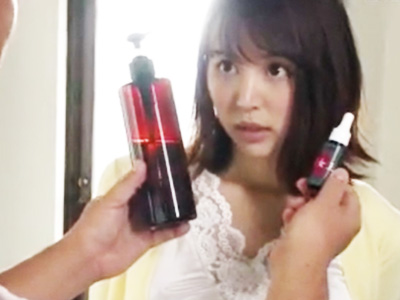 ぬるぬる媚薬オイルマッサージで感度MAX！マッサ師と浮気SEXしちゃう淫乱妻