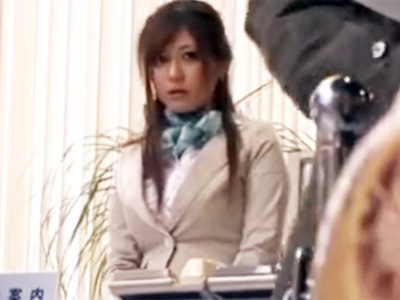 美術館で勤務中に客にレイプされ潮吹きしながらイっちゃう美人受付嬢ｗ