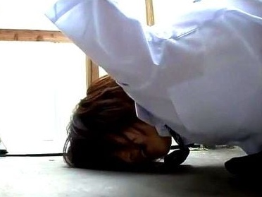 手錠で繋がれてカギはまんこの中にIN！絶体絶命状態のJKが通りかかった男にまで犯されてしまう！