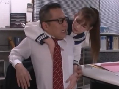 生徒指導室で教師ちんぽを手コキ抜きしちゃうビッチJK