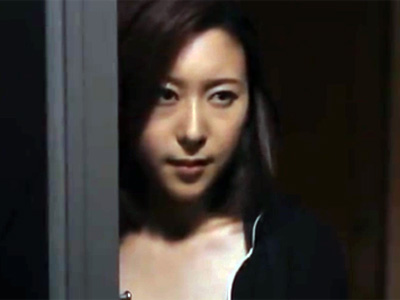 隣人に脅迫され旦那の寝ている傍で寝取られた美人妻が種付けされちゃう
